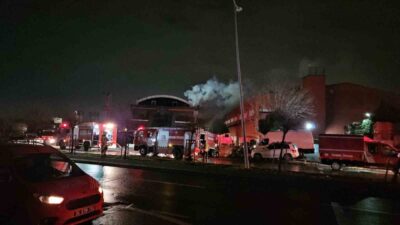 Esenyurt’ta bir hırdavat fabrikasında gece saatlerinde çıkan yangın, henüz belirlenemeyen