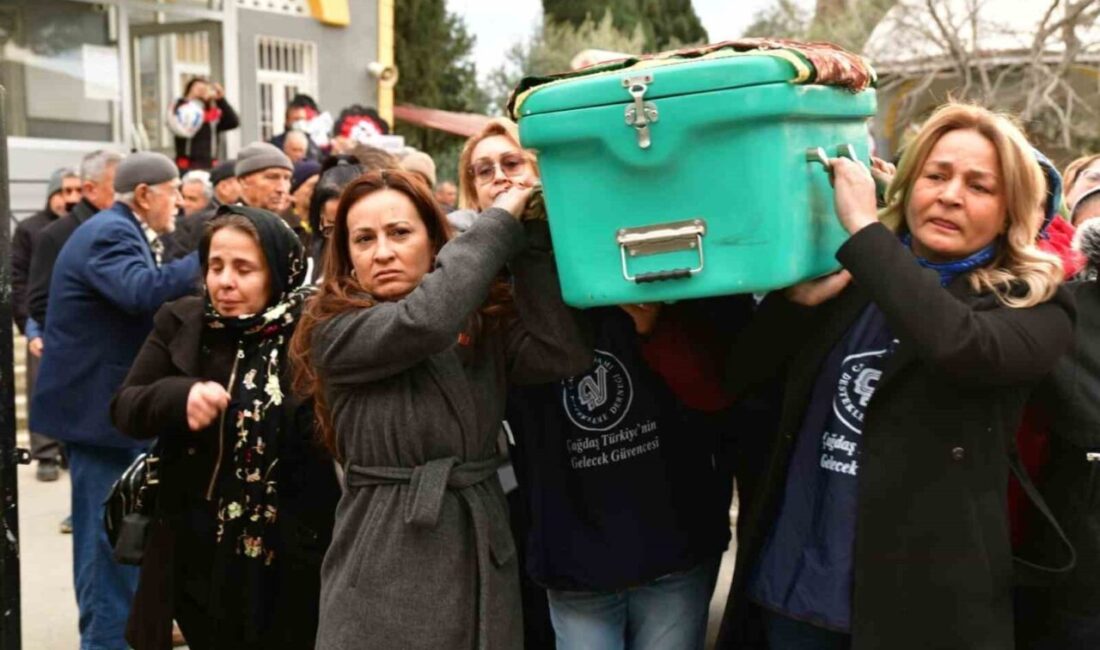 Manisa’nın Alaşehir ilçesinde, boşanma sürecinde olduğu eşi tarafından sokak ortasında
