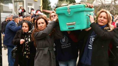 Manisa’nın Alaşehir ilçesinde, boşanma sürecinde olduğu eşi tarafından sokak ortasında