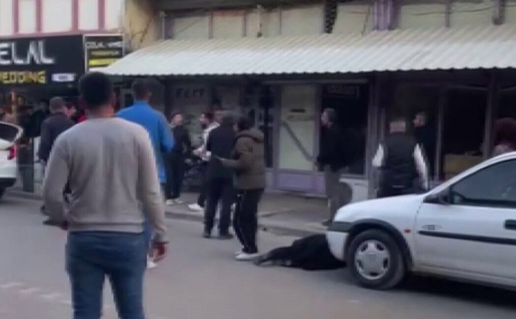Adıyaman’ın Kahta ilçesinde, bir adamın boşanma sürecindeki eşini kızının önünde