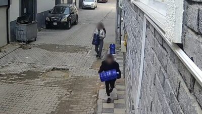 Eskişehir’de, bir apartmanın önünden 2 küçük çocuğun damacana çaldığı anlar,