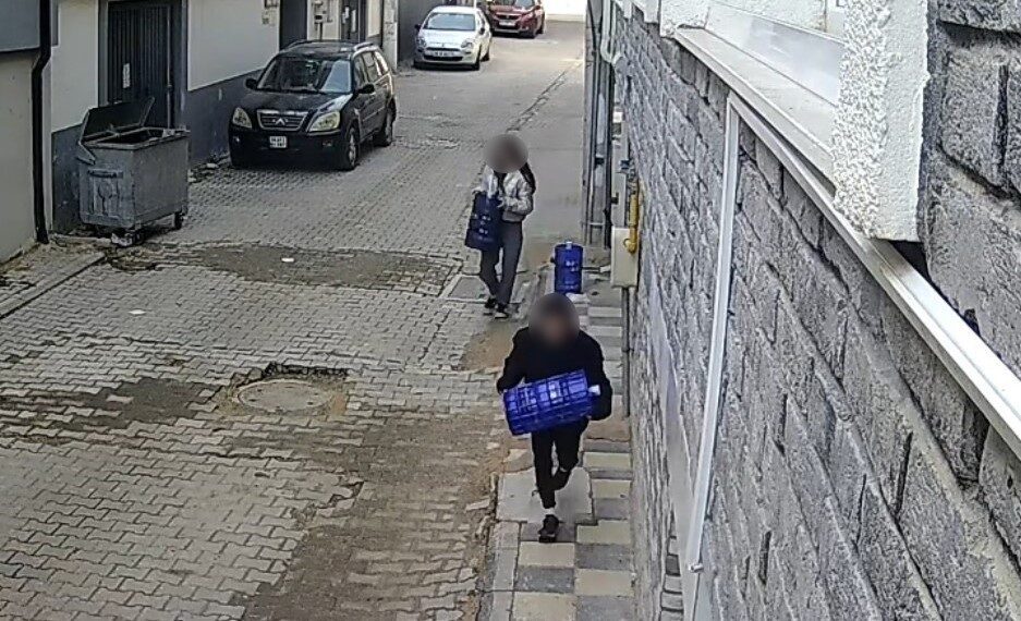 Eskişehir’de, bir apartmanın önünden 2 küçük çocuğun damacana çaldığı anlar,