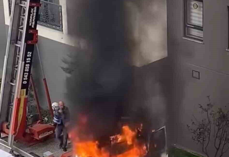 Bursa’nın Osmangazi ilçesinde bir ev taşıma operasyonunda kullanılan vinç aniden
