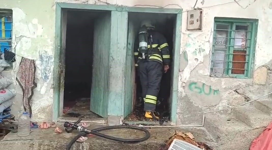 Adana’nın Kozan ilçesinde bulunan bir evde meydana gelen yangın, çevrede