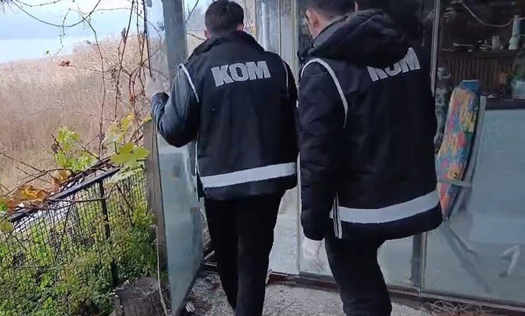 Sakarya’nın Serdivan ilçesinde, Kaçak içki üretildiği belirlenen bir eve düzenlenen