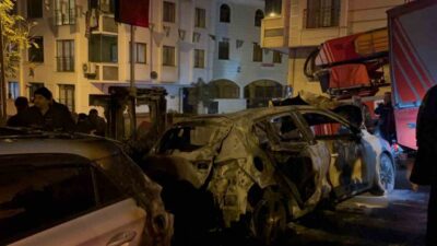Eyüpsultan’da park halindeki iki araç nedeni henüz belirlenemeyen bir yangınla