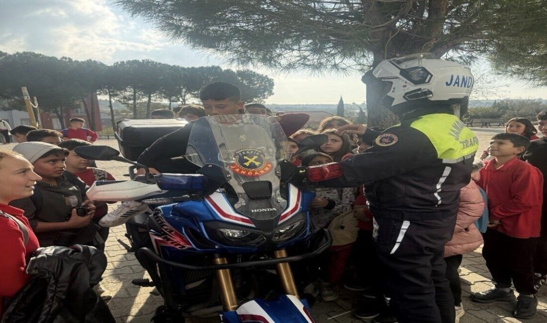 Çanakkale’nin Ezine ilçesinde, öğrencilere ve öğretmenlere trafik kurallarıyla ilgili bilgiler