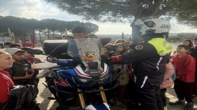 Çanakkale’nin Ezine ilçesinde, öğrencilere ve öğretmenlere trafik kurallarıyla ilgili bilgiler