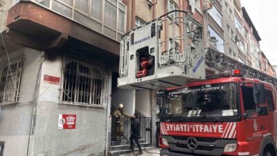 Fatih ilçesinde, 52 yıllık 4 katlı bir binanın giriş katında