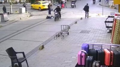Fatih ilçesinde, bir motosiklet sürücüsü, annesinin elini bırakan kız çocuğuna