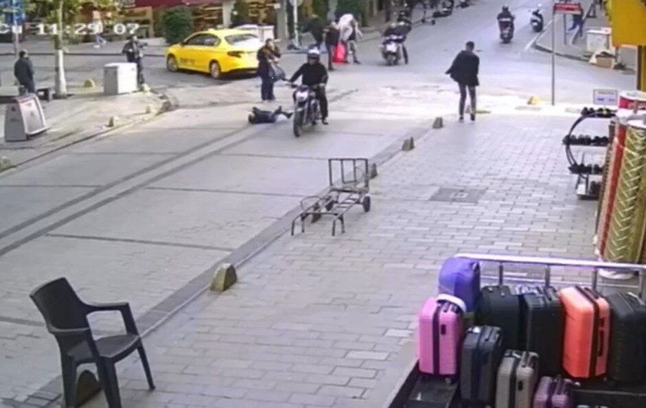 Fatih ilçesinde, bir motosiklet sürücüsü, annesinin elini bırakan kız çocuğuna