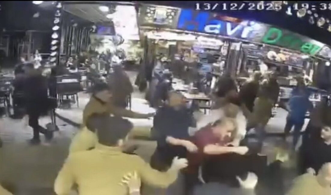 Fatih’te bir iş yerinin önünde ‘yer işgali’ nedeniyle iki büfe