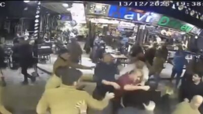 Fatih’te bir iş yerinin önünde ‘yer işgali’ nedeniyle iki büfe