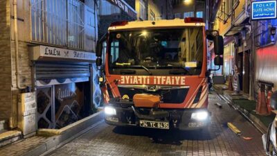 İstanbul Fatih ilçesinde bir otoparkta çıkan yangın, yanındaki iki katlı