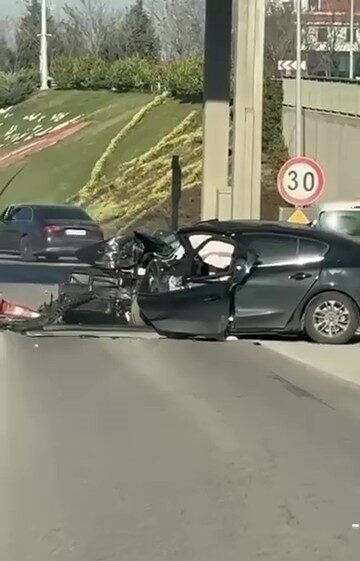 Kocaeli’nde, TEM Otoyolu gişelerine çarpan bir otomobilde ağır yaralanan anne