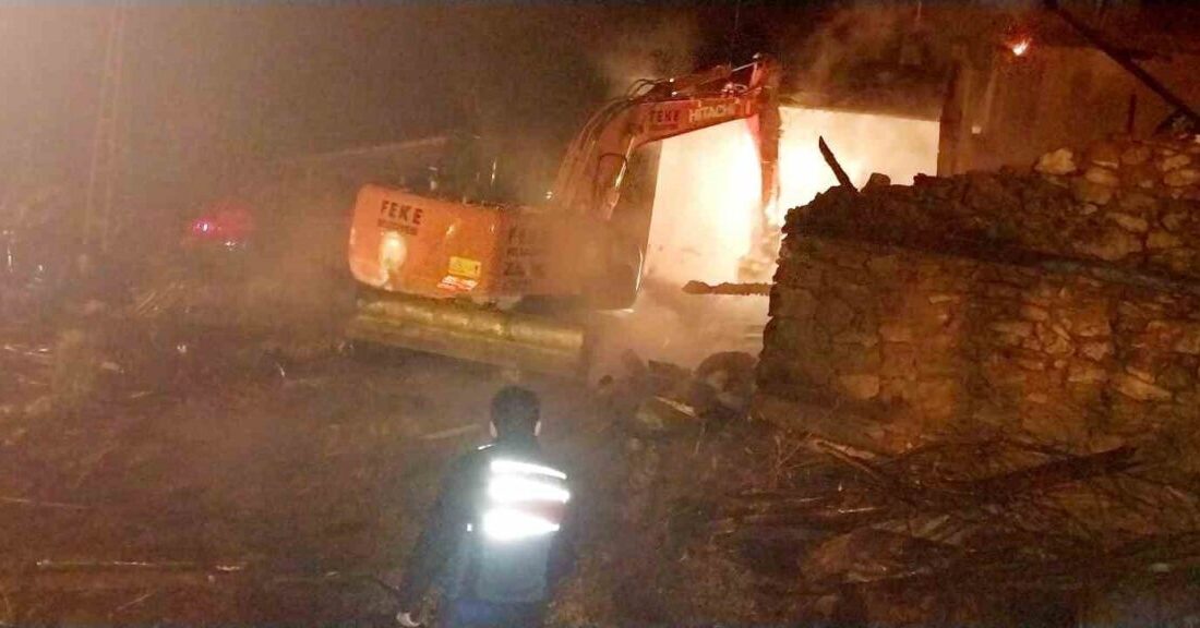 Feke ilçesine bağlı Çandırlar Mahallesi’nde dün gece meydana gelen yangın
