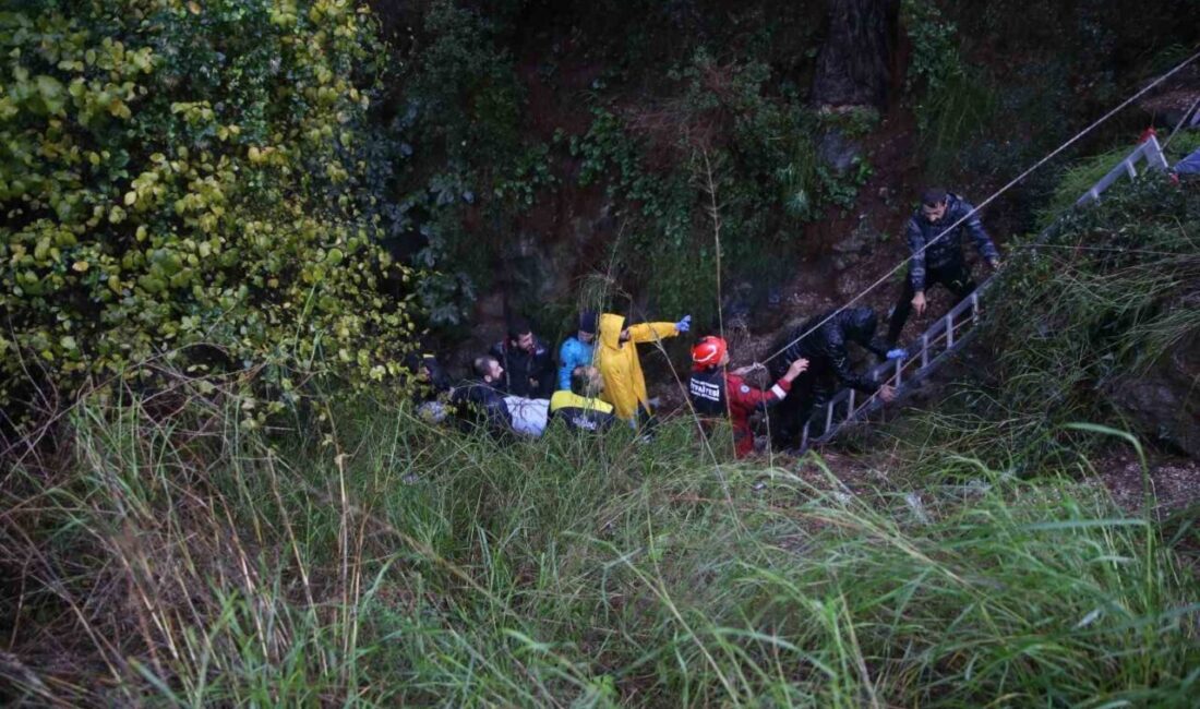 Fethiye’de, Taşyaka Mahallesi Adliye lojmanları yolunda meydana gelen kaza, otomobilin