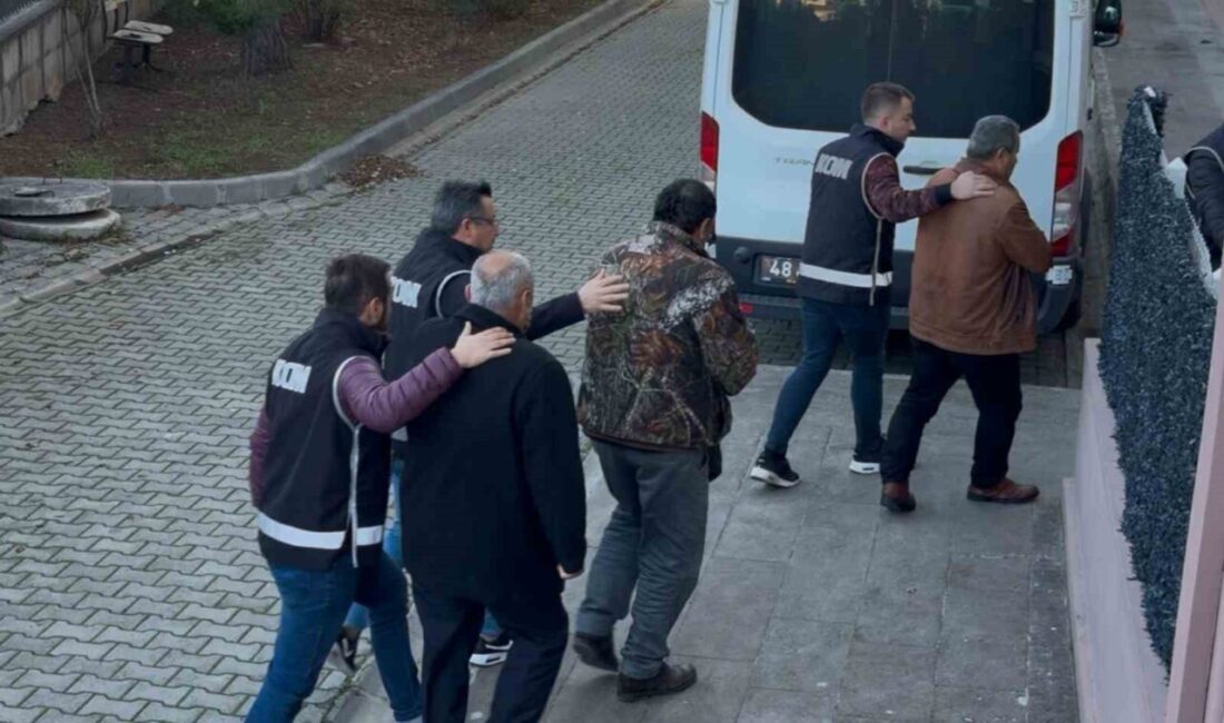 Fethiye ilçesinde gerçekleştirilen operasyonda, tarihi eser kaçakçılığına karıştıkları şüphesiyle yakalanan