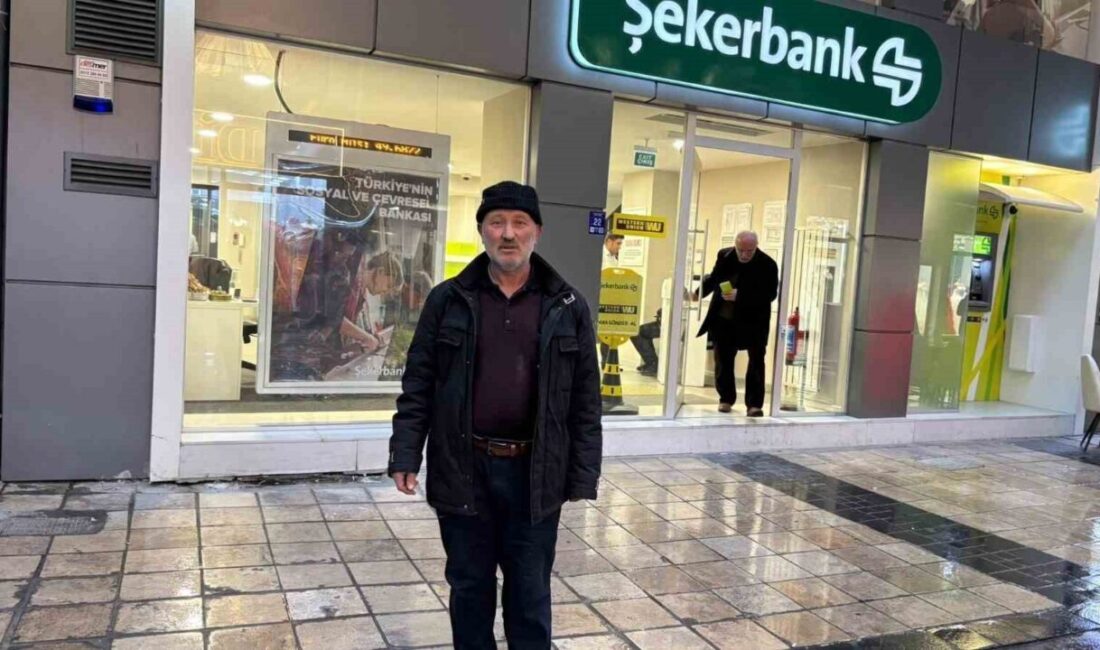 Kayseri’de bir vatandaş, dolandırıcıların tuzağına düşmek üzere olan arkadaşını kurtardı.