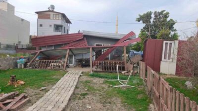 Hatay’ın Akdeniz kıyısındaki ilçelerinde yaşanan şiddetli fırtına sonucu bir evin