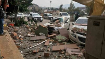 İskenderun ilçesinde meydana gelen şiddetli fırtına, bir apartmanın dam duvarının