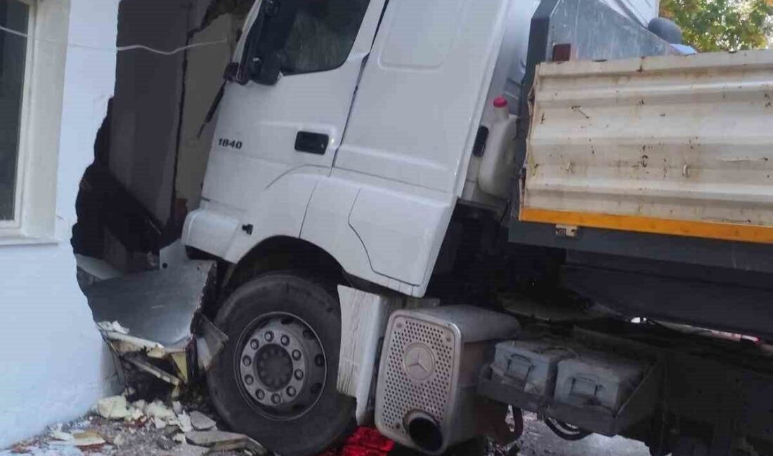 Mersin’in Erdemli ilçesinde meydana gelen bir trafik kazasında, freni boşalan