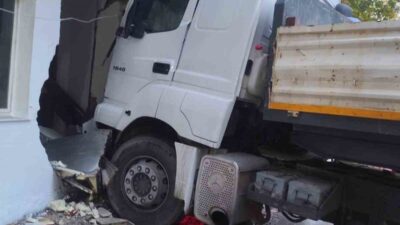Mersin’in Erdemli ilçesinde meydana gelen bir trafik kazasında, freni boşalan