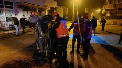 Sakarya’nın Akyazı ilçesinde bir otomobilin gaz pedalının takılı kalması sonucunda