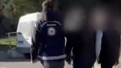 Gaziantep’te polis ekipleri tarafından gerçekleştirilen operasyonda, bir araçta 21 düzensiz