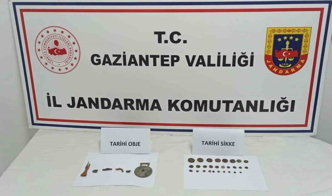 Gaziantep’te jandarma ekiplerinin bir araçta yaptığı aramada 28 adet tarihi