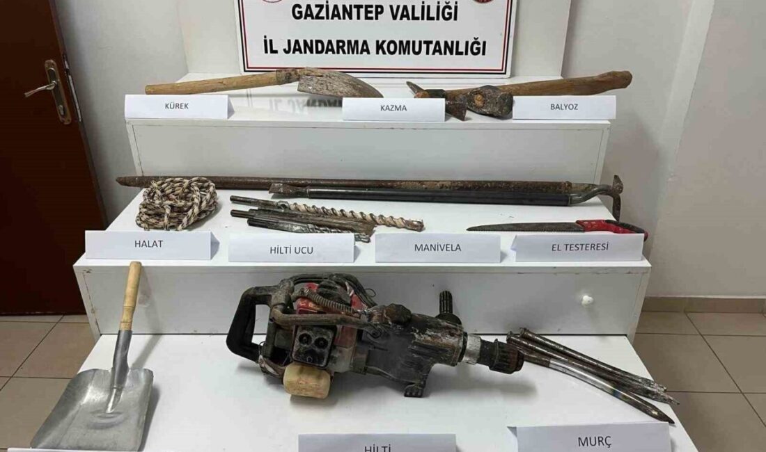 Gaziantep’in Araban ilçesinde define aramak amacıyla izinsiz kazı yaparken suçüstü