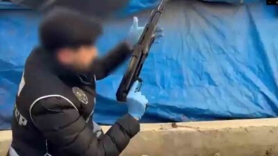Gaziantep’te polis ekipleri, bir eve düzenledikleri operasyonda toprağa gömülü bir