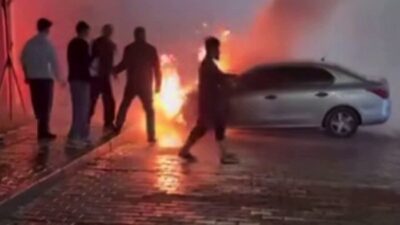 Gaziantep’te bir otomobil park halindeyken alev aldı ve çevredeki vatandaşlar