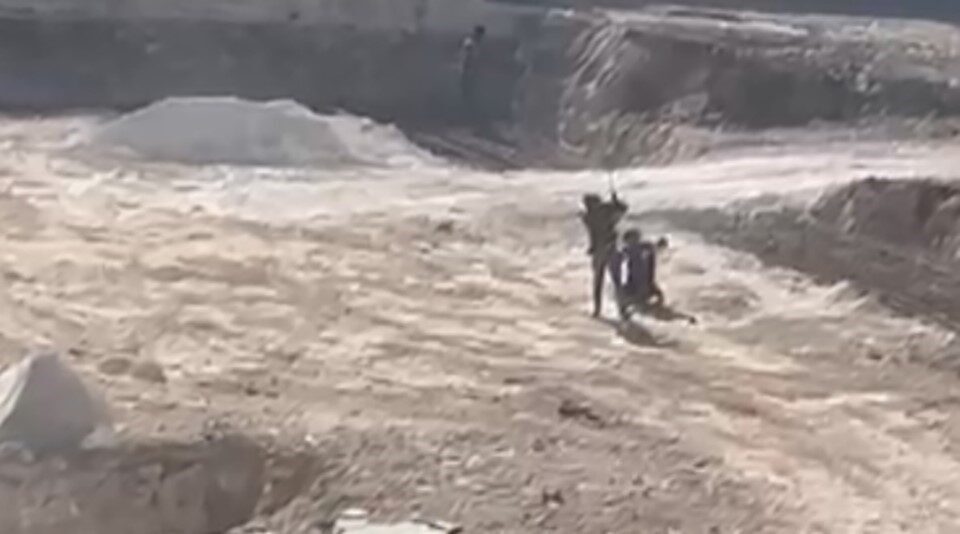 Bir çocuk işçinin, iddiaya göre Gaziantep’te bir okul inşaatında çalışırken