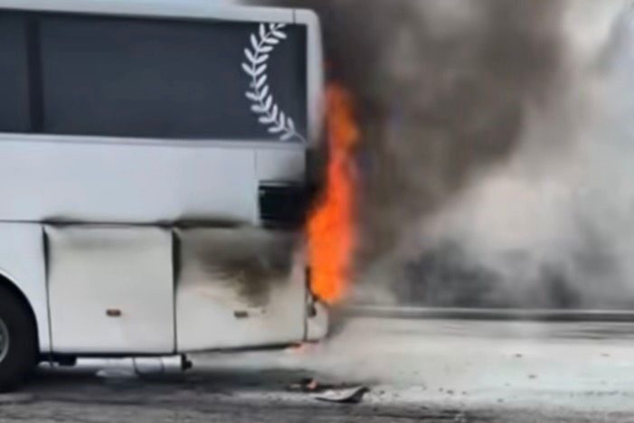 Nurdağı ilçesinde bir yolcu otobüsünde çıkan yangın itfaiye ekipleri tarafından