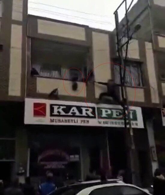 Gaziantep’te, bir evin balkonundaki demir parmaklıklara asılı kalan bir çocuğu,