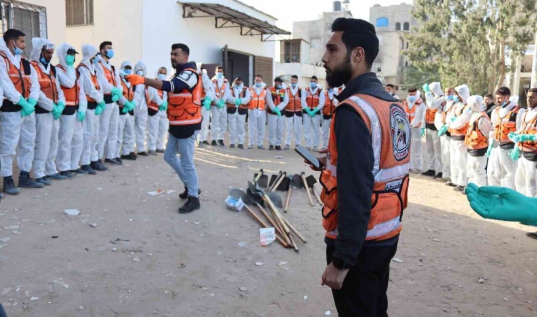 Gazze Şeridi’nde, İsrail saldırıları sebebiyle Şifa Hastanesi avlusuna toplu olarak