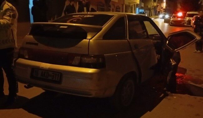 Bursa’nın Yıldırım ilçesinde meydana gelen trafik kazasında hafif ticari araç