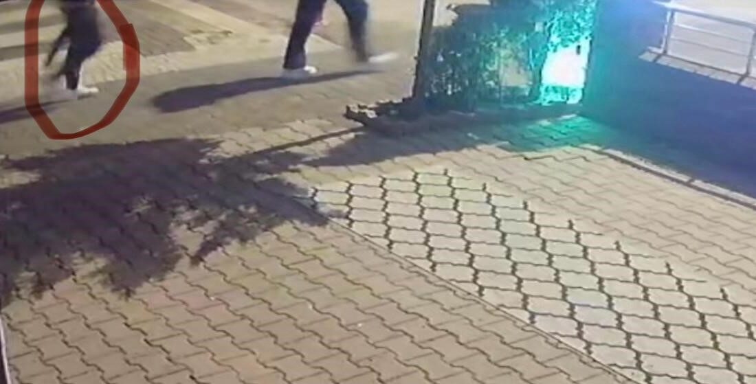 Talas ilçesindeki bir çiğ köfte dükkanı, gece saatlerinde 2 kişi