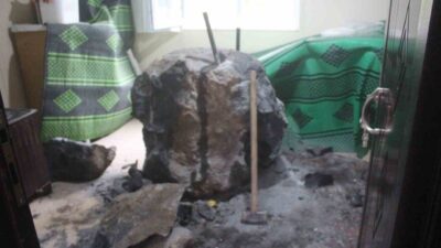 Görele ilçesine bağlı Bahçelievler Mahallesi’nde riskli bölgedeki kayaların temizlenmesi sırasında