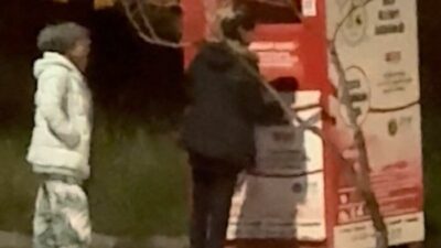 Bolu’da, giysi kumbarasını zorlayarak açarak içinden kıyafet alan bir grup,