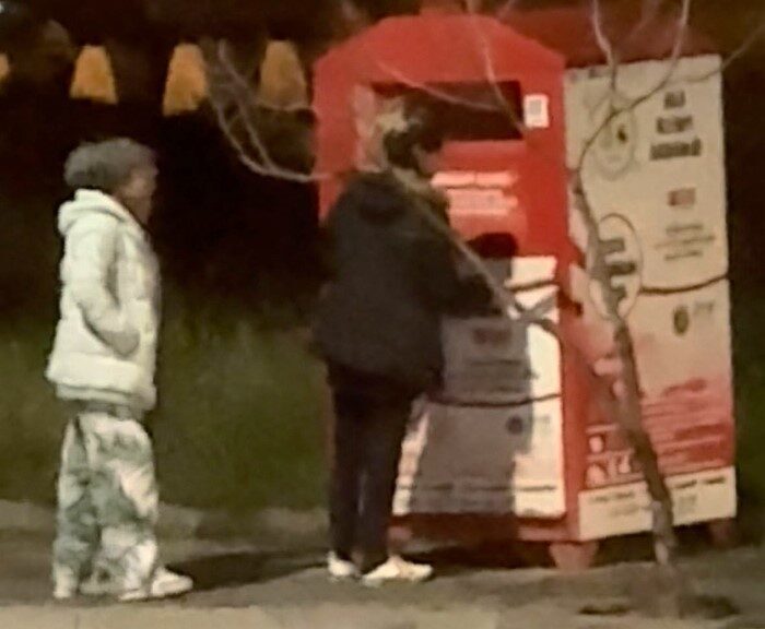 Bolu’da, giysi kumbarasını zorlayarak açarak içinden kıyafet alan bir grup,