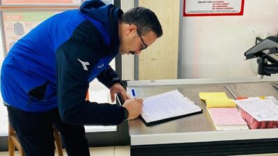 Gölcük’te, zabıta ekipleri marketlerde gerçekleştirdikleri denetimlerde son kullanma tarihi geçmiş