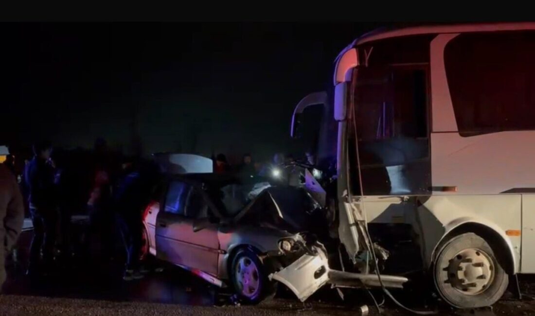 Balıkesir’in Gönen ilçesinde bir işçi servisi ile bir otomobilin çarpışması