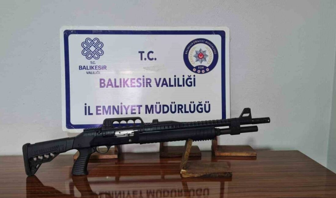 Balıkesir’in Gönen ilçesinde polis ekipleri tarafından gerçekleştirilen operasyonlarda ruhsatsız bir