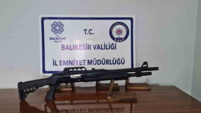 Balıkesir’in Gönen ilçesinde polis ekipleri tarafından gerçekleştirilen operasyonlarda ruhsatsız bir