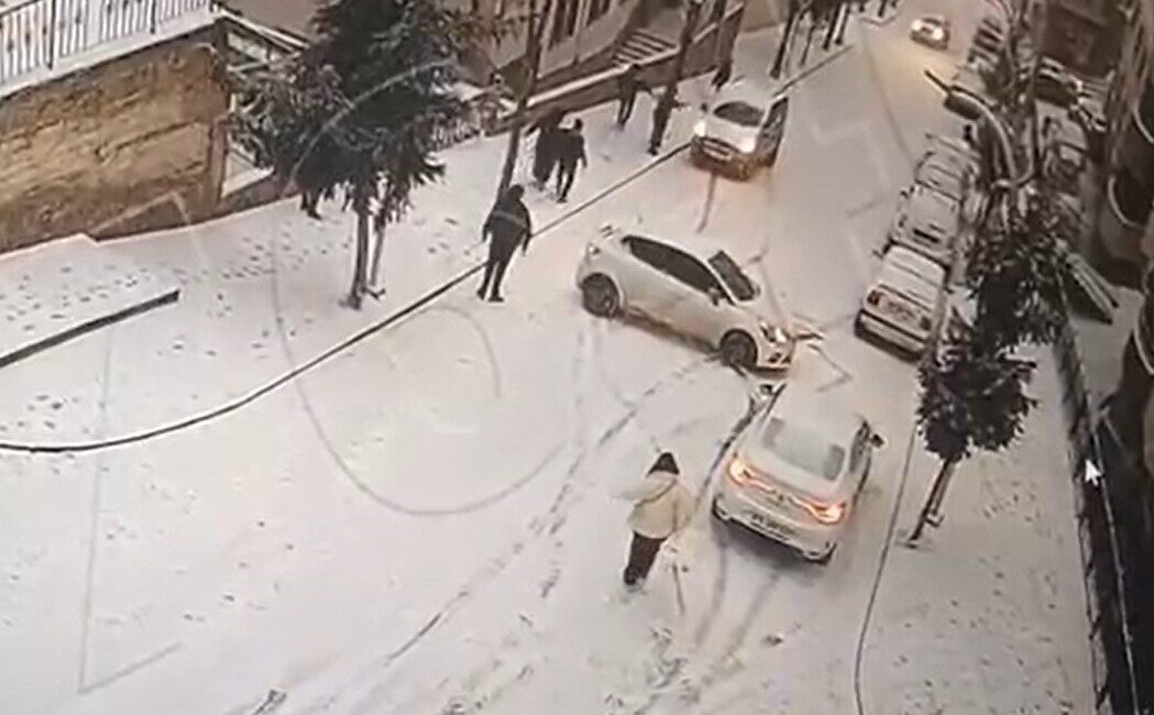 Gümüşhane’de, buzlanma sebebiyle kontrol kaybı yaşayan ve yokuş aşağı sürüklenen