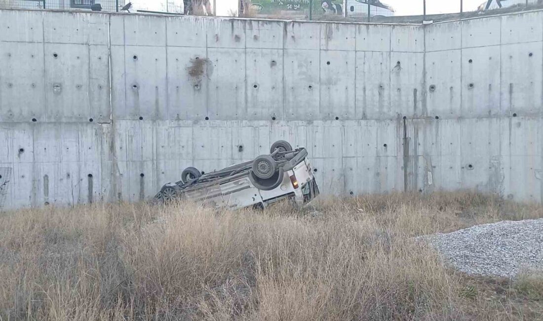 Çorum’da bir hafif ticari araç, yaklaşık 8 metrelik bir istinat