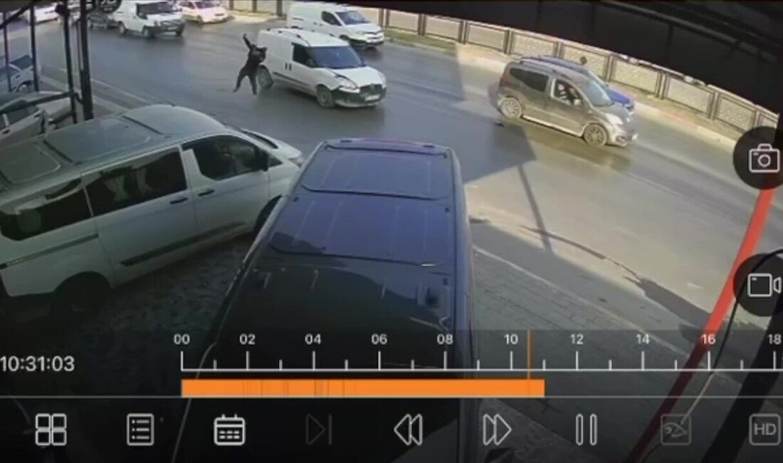Adana’da bir hafif ticari aracın yolun karşısına geçmeye çalışan bir