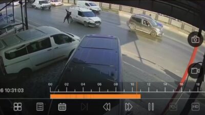 Adana’da bir hafif ticari aracın yolun karşısına geçmeye çalışan bir